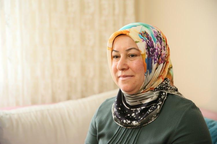 <p>Tülay Mervan da bu tür eğitimlere daha önce de katıldığını belirterek, ev ortamında gerçekleştirilen bu toplantıda ilk kez yer aldığını söyledi.</p>
<p>Bu konuda düzenlenen seminerleri, eğitimleri kaçırmadığını anlatan Mervan, "Eğitimlerde öğrendiğim bilgileri çevreme de anlatıyorum. Gerçekten kadınların katılımını istiyoruz. Vatandaşlarla birebir görüşmeler yapmak, fikirlerini almak, bir şeyler aktarmak mükemmel. Eğitim kesinlikle şart ama bu eğitimi alıp uygulamadıkları zaman üzülüyorum." ifadelerini kullandı.</p>