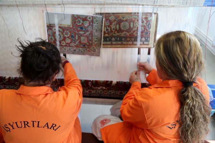<p>Halıları görmek isteyenlerin Sivas Kadın Açık Ceza İnfaz Kurumu internet sitesinden faydalanabileceklerini de belirten Yalçın, yeni siparişler de aldıklarını dile getirerek şöyle devam etti:</p>
<p>"Sivas Kadın Açık Ceza İnfaz Kurumunda üretilen halılar yüzde 100 yün ve orijinal. Yani tarihi bir doku, tarihi bir his var. Bu konulara hassas olan kişiler tarafından rağbet görmekteyiz. Ankara, İstanbul, İzmir, Bursa gibi bütün büyük şehirlerin yanı sıra diğer illerimize de halılarımızı gönderiyoruz. Bunun yanında son zamanlarda Almanya'ya da göndermeye başladık. Bir yıl içerisinde ortalama 7-8 halı üretimi yapıyoruz."</p>
<p> </p>
<p> </p>