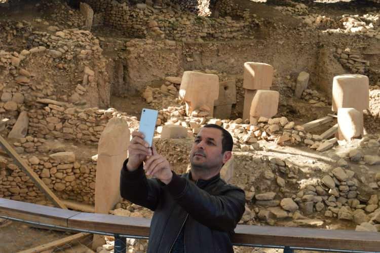 <p>Alman Arkeoloji Enstitüsü ve Şanlıurfa Müzesince 1995'ten beri ortaklaşa yürütülen çalışmalarda, Neolitik döneme ait, boyları 3-6 metre, ağırlıkları da 40-60 ton olan yabani hayvan figürlü "T" biçimli dikili taşlar bulundu.</p>