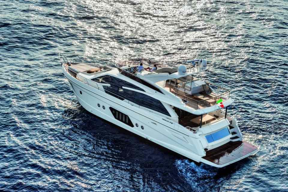<p>ABSOLUTE 72 FLY - 2 MİLYON 500 BİN EURO</p>
<p>Absolute filosunun en büyük üyesinin tasarımı Sergio Maggi’nin imzasını taşıyor.</p>
<p>21.60 metre uzunluğundaki motoryat konforlu, sade ve sportif tasarıma sahip. Büyükçe bir havuzluk, geniş bir salon, mutfak, 4 kabin, 3 banyo ve 1 kaptan kabini bulunan model , geniş güneşlenme alanlarıyla dikkati çekiyor.</p>