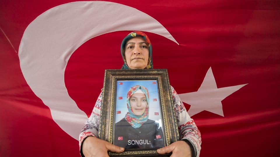<p>Dağa kaçırılan çocuklarına kavuşma ümidiyle HDP il binası önünde oturma eylemi yapan Diyarbakır anneleri, kadınları 8 Mart Dünya Kadınlar Günü'nde teröre karşı birlik olmaya çağırdı.</p>
