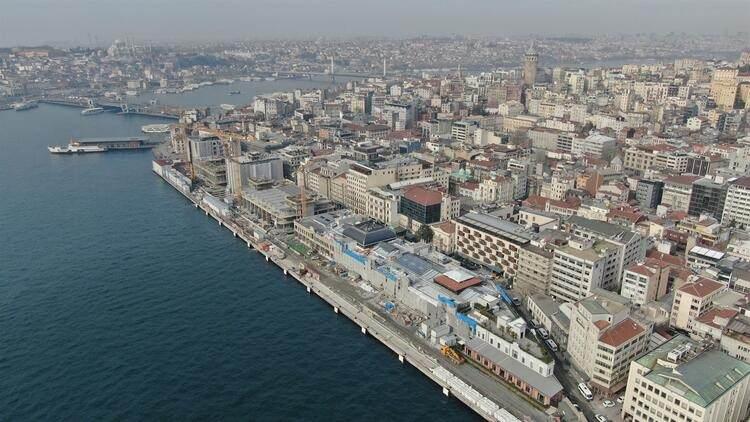 <p>Çalışmalarına 2016 sonunda başlanan Galataport'a ilk kruvaziyer geminin nisanda yanaşması hedefleniyor. İstanbul'a ilave 1.5 milyon turist kazandırması beklenen Galataport'a yanaşmak için bu yıl için 61 geminin rezervasyon yaptırdığı, birçok kruvaziyer şirketinin İstanbul'u ana liman olarak kullanmayı planladığı öğrenildi</p>

<p> </p>
