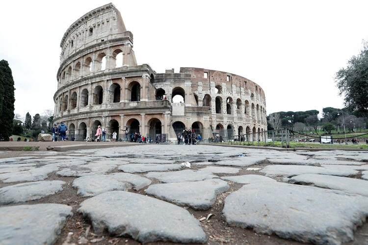 <p>Roma'da henüz ciddi bir panik havasından söz etmek doğru olmasa da, normal şartlarda yaz-kış dolu olan turistik meydanların sakinliği, restoranlardaki boş masa oranlarının yüksekliği çarpıcı. Eczanelerin çoğunun vitrinlerinde el jeli ve yüz maskelerinin tükendiği yazıyor.</p>

<p> </p>
