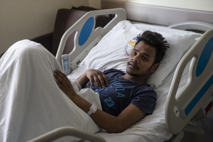 <p>Silahtan çıkan ateş sonucu yaralanan 3 kişi, ambulansla tampon bölgedeki sahra hastanesine götürüldü.</p>
<p> </p>