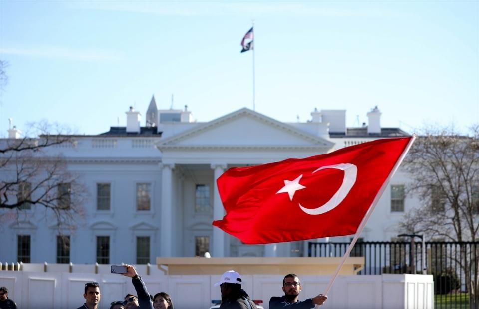 <p>"En çok ihtiyaç duyduğu zamanda Türkiye Suriyelilere sınırını ve gönlünü açmıştır. Bunun için Türk halkına teşekkür ediyoruz." diyen Awad, Esed rejiminin katliamlarına destek olan Rusya'nın da en az Esed rejimi kadar suçlu olduğunu ifade etti.</p>
<p> </p>