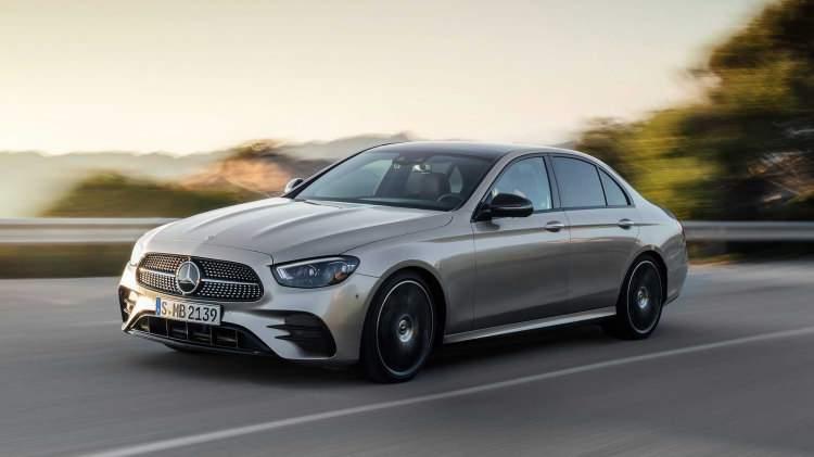 <p>Tasarımı diğer Mercedes modellerine benzetilen 2020 makyajlı E-Serisi'nin, yenilenen ön farlar ile ön tamponu haricinde, arka tamponun da yenilendiği ve arka farların artık bagaj kapağına doğru uzandığı görülüyor.</p>
