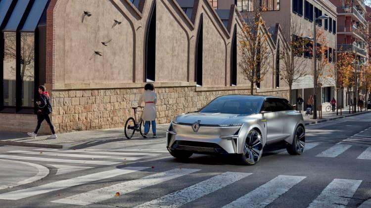 <p>Daha uzun mesafeler söz konusu olduğunda araç özel bir istasyonda seyahat moduna dönüştürülüyor ve sadece birkaç saniye içinde otomobile 50 kWh kapasiteli pil takılarak menzil 700 kilometreye çıkıyor.</p>
