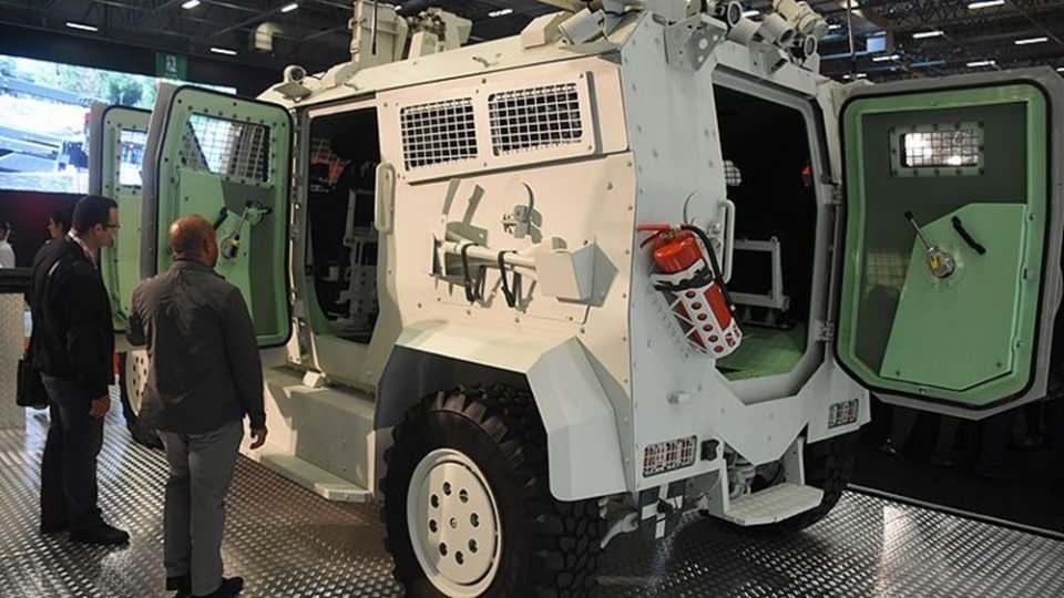 <p>Askeri Sürücüsüz Araç Prototipi, opsiyonel olarak uzaktan bir operatör müdahalesi ile de görev yapabilecek.</p>
<p>Araç, girilmesi zor ve tehlikeli yerlerde, silahlı kuvvetler için veya yardım amaçlı askeri ve sivil görevlerde risk olmaksızın kullanılabilecek.</p>
