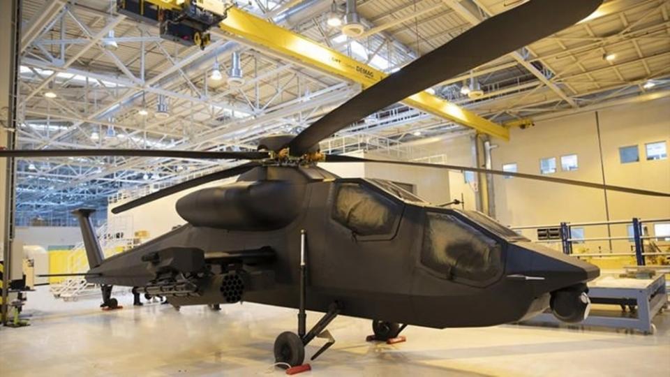 <p><strong>İŞTE YENİ YERLİ TAARRUZ HELİKOPTERİ ATAK-2'NİN İLK FOTOĞRAFI</strong><br />
<br />
Türk Havacılık ve Uzay Sanayii AŞ (TUSAŞ), Atak-2 adlı ağır sınıf taarruz helikopterinin tam boy bir modelini Uluslararası Savunma Sanayii Fuarı'nda (IDEF'19) ilk kez gün yüzüne çıkaracak.</p>
<p>22 Şubat tarihinde TUSAŞ ile Savunma Sanayii Başkanlığı (SSB) arasında imzalanan anlaşma ile çalışmalarına başlanan helikopter böylece ilk kez tam olarak görülmüş olacak.</p>