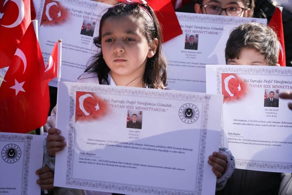 <p>Evinch, birçok eyaletten başkent Washington'a gelen yüzlerce kişinin hem şehit askerler için en derin taziyelerini sunduklarını hem de anavatanlarının yanında olduklarını vurguladı.</p>

<p> </p>
