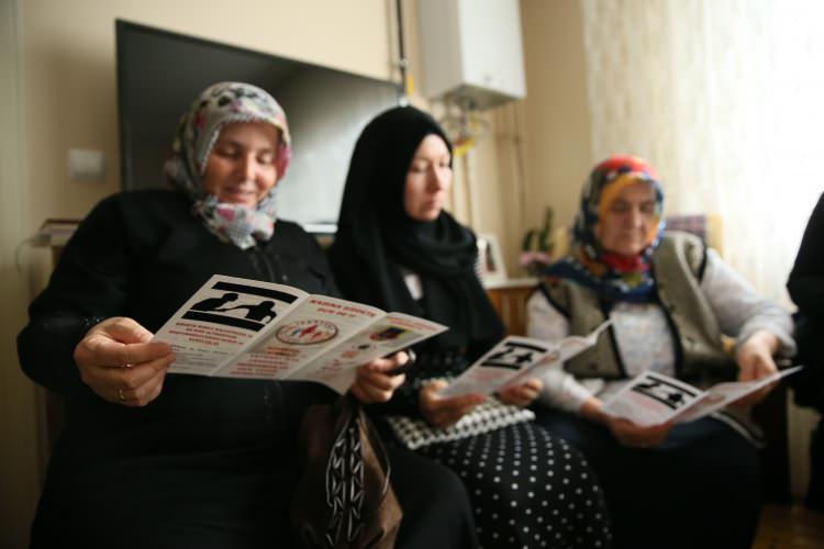 <p>İzmit ilçesinde bulunan Akpınar Mahallesi TOKİ Konutları'nda bir evde düzenlenen eğitime, kadınlar yoğun ilgi gösterdi.</p>