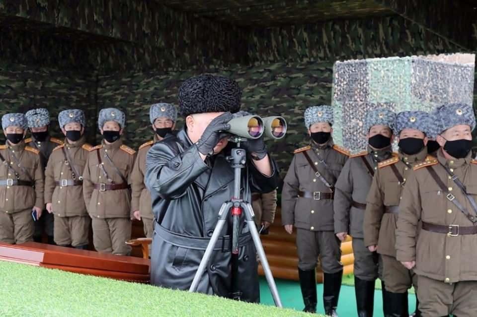 <p>Kuzey Kore lideri Kim Jong-un'un, ordu güçlerinin dün Doğu Denizi'ne (Japon Denizi) doğru birden fazla kısa menzilli füze ateşlemesini, yeni tip corona virüs (Covid-19) tehdidi nedeniyle maske takan askerlerle birlikte izledi.</p>

<p> </p>
