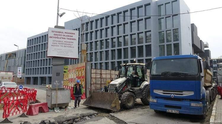 <p>Galataport liman projesi tamamlandığında terminal binası eskisinin iki katı büyüklüğünde olacak. Terminal binası dünyada ilk kez uygulanacak bir teknik ile yeraltında 29 bin metrekarede kurgulandı. Su seviyesinin 16 metre altına kadar uzanan yeni terminal binasında yolcular gemiden indikten sonra pasaport kontrolünden geçecek .Buradan kontroller tamamlandıktan şehri dolaşmaya çıkabilecekler. Projeyle Tophane Meydanı'nın İstanbul´un en büyük meydanlarından biri olması da planlanıyor.</p>