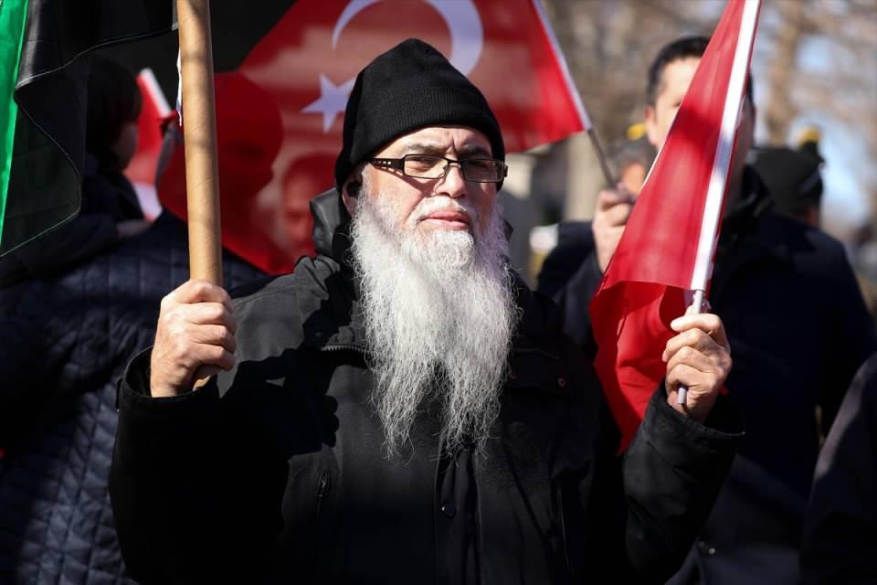 <p>Rusya destekli Esed rejiminin yıllardır Suriye'de katliamlarına devam ettiğini anlatan Evinch, "Türkiye özellikle Suriyeli mülteciler anlamında inanılmaz bir insani görev icra ediyor ve insanlığa örnek oluyor." değerlendirmesini yaptı.</p>
<p> </p>