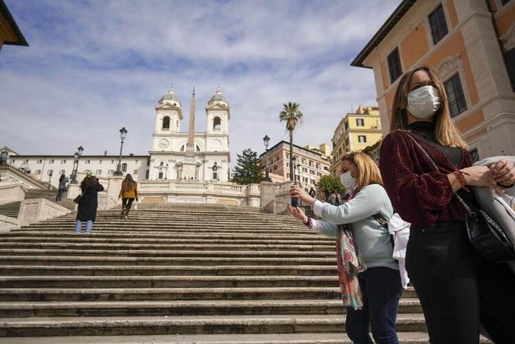 <p>BBC Türkçe muhabiri Övgü Pınar, "Roma kent merkezinde yaptığım yürüyüşte, normalde turist kafilelerinin arasından geçmekte zorlandığım sokaklarda, meydanlarda huzursuz bir durgunlukla karşılaşıyorum" diyor. Uluslararası haber ajansları, kentin tüm turistik mekanları bomboş. Aşk Çeşmesi Fontana di Trevi, Pantheon Meydanı ve İspanyol Merdivenleri gibi yerlerden fotoğraflar servis ediyor.</p>

<p> </p>
