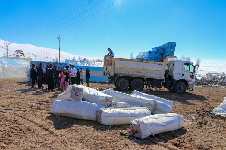 <p>Deprem bölgesinde barınma ve diğer tüm ihtiyaçların kısa sürede karşılandığını belirten Arslan, "Mahalle muhtarı olmama rağmen jandarma benden önce deprem bölgesine gelerek, yaralıların çıkarılmasına yardım etti. Bunun için devletimize minnettarız. Depremin ardından devletimiz bizim için sel gibi aktı. Tüm kurumlarıyla yardımımıza koştu." dedi.</p>
