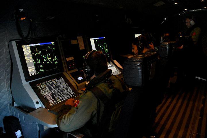 <p>Türk Silahlı Kuvvetlerinin TCG Salihreis firkateyni, Preveze sınıfı denizaltılarından TCG 18 Mart, bir deniz karakol uçağına (P235) ek olarak Gabya sınıfı TCG Gaziantep firkateyniyle katıldığı tatbikatı yerinde izledi.</p>

