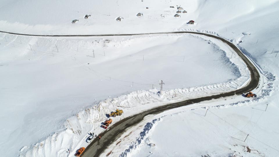 <p>Giresun-Sivas kara yolu üzerinde Şebinkarahisar ilçe sınırlarındaki Eğribel Geçidi, çetin kış şartları nedeniyle sürücülere zor anlar yaşatıyor. Kar kalınlığının 3 metreyi bulduğu Eğribel, ulaşımda önemli noktalar arasında yer alıyor.</p>

<p> </p>

