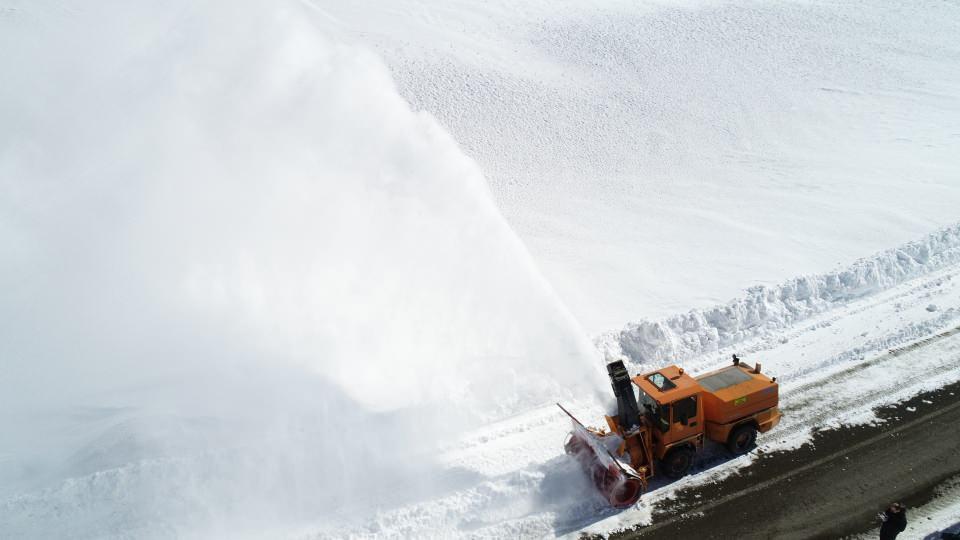 <p>Tünelin hizmete girmesiyle ulaşım 2 bin 200 metre yerine 1860 ve 1710 metre seviyesinde sağlanacak. Tek tüpte kazı çalışmaları tamamlanan tünelin 5 bin 905 metrelik diğer tüpünde kalan 95 metrelik kısmın ise 2020 yılının ilk yarısında bitirilmesi hedefleniyor.</p>

<p> </p>
