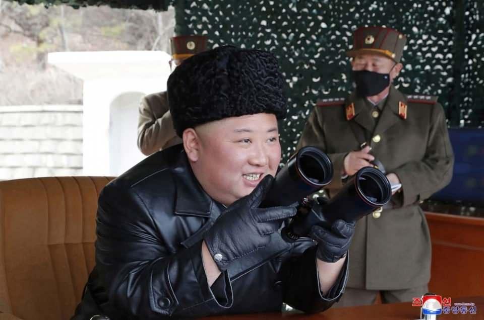 <p>Kuzey Kore'nin devlet haber ajansı KCNA'da yer alan haberde, Kim'in dün ülkenin doğusundaki Wonsan kentinde yapılan "savaşa hazırlık tatbikatı"nı yerinde izlediği belirtildi.</p>

<p> </p>
