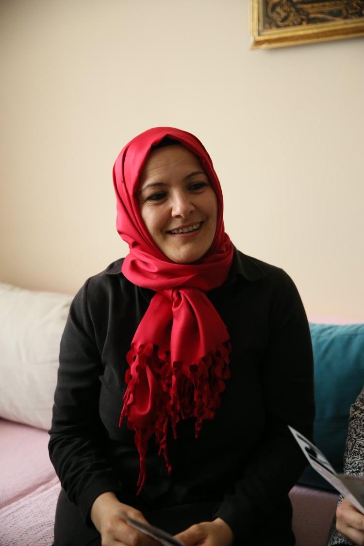 <p>- "Benim için bu eğitim çok aydınlatıcı"</p>
<p>İki çocuk annesi 41 yaşındaki Ferda Olgun, jandarma ekiplerine bu çalışmalarından dolayı teşekkür etti.</p>
<p>Her alanda eğitimin önemine işaret eden Olgun, "Kadınların sesi olup onların şiddete maruz kalmaması için çok güzel bir proje. Bunu gündeme getirebilirsek, insanlarımızı daha çok aydınlatabilirsek, çok iyi olacak. Benim için bu eğitim çok aydınlatıcı. Eğitimin evde düzenlenmesi, birebir sıcak bir ortamda derdini açabilmek güzel." diye konuştu.</p>