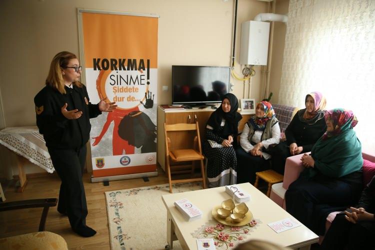 <p>Jandarma personeli, evlerde, kıraathanelerde, Kur'an kurslarında, okullarda, spor salonlarında düzenlenen eğitimlerde, kadına yönelik şiddetin tanımları, türleri ve yaygınlığı, kadına yönelik şiddetin kadınlar ve çocuklar üzerindeki etkileri, kadına yönelik şiddet konusunda hizmet veren kurumlar konularında bilgi veriyor.</p>