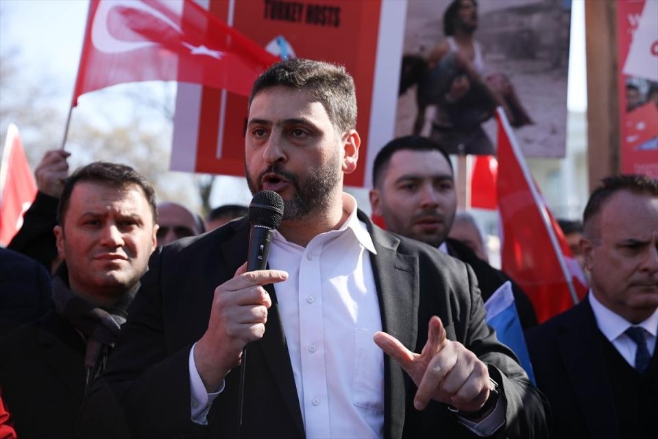 <p>Konuşmaların ardından göstericiler, Beyaz Saray'ın önündeki Lafayette Park etrafında bir yürüyüş gerçekleştirerek olaysız dağıldı.</p>

<p> </p>
