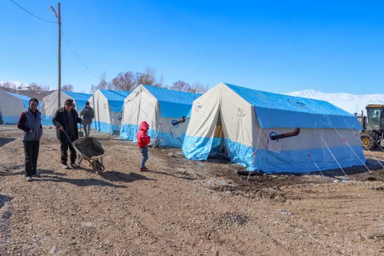 <p>Depremde hayvanları enkaz altında kalan Muzaffer Ateş ise "Depremin hemen ardından tüm yetkililer buraya geldi. Bize destek çıktılar. Barınmamız için çadır kurdular. Hayvanlarımız için de ahır çadırlar kuruldu. Ekmeğimizi, suyumuzu veriyorlar. Hayvanlarımız için yem bile verdiler. Allah Türk milletine ve devletimize zeval vermesin." dedi.</p>
