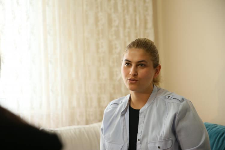 <p>Bir çocuk annesi 30 yaşındaki Mine Göre ise kadınların sesini bir şekilde duyurması gerektiğini vurgulayarak, şöyle devam etti:</p>

<p>"Kadınlar bu konuda bilinçlendi fakat erkeklerimizin daha çok bilinçlenmesi gerekiyor çünkü kadınlar bilinçlense de evdeki erkeklerimiz, eşlerimiz bilinçlenmedikçe bir adım yol alabileceğimizi düşünmüyorum. Eğitim çok önemli. Kız çocuğu annesi olarak konuşuyorum; kız çocuğunuzu bilinçlendirin, yani ona susmayı değil de ona daha çok konuşmayı öğretin. Hiçbir şeyi görmezden gelmeyin.</p>

