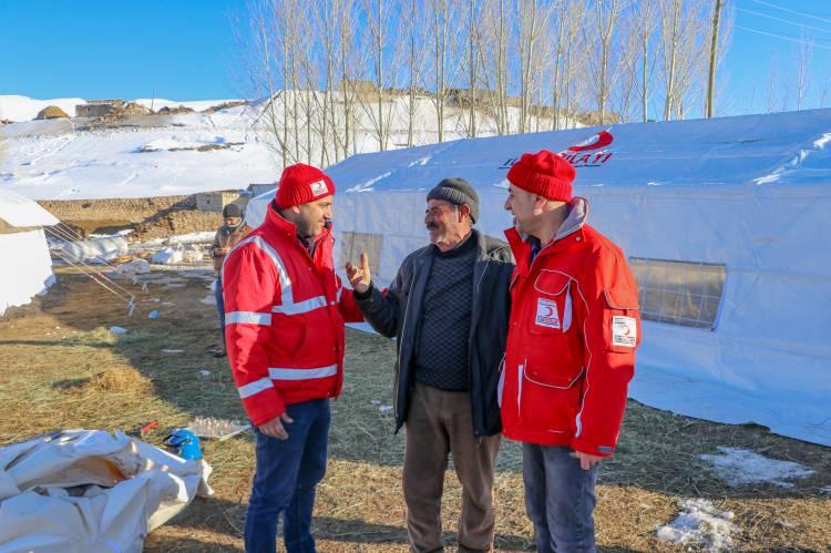 <p>Van'ın Başkale ve Saray ilçelerine bağlı bazı mahallelerde 23 Şubat'ta meydana gelen 5,9 büyüklüğündeki depremde evleri yıkılan, yakınlarını kaybedenlerin yaralarının sarılması için devletin tüm imkanları seferber edildi.</p>