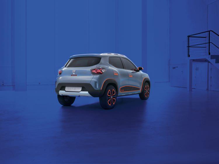 <p>Dacia yöneticileri Renault Zoe'den daha ucuz bir elektrikli model üzerine çalıştıklarını duyurmuştu. Zoe'nin Avrupa'daki satış fiyatı 24 bin euro civarında. Eski Renault CEO'su Thierry Bollore, Renault'un batıda piyasaya süreceği aracın 10 bin euroya satmayı hedeflediklerini aktarmıştı.</p>

<p> </p>
