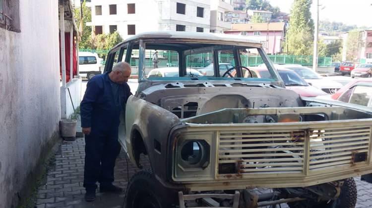 <p>Albayrak, emekli olduktan sonra arkadaşının ısrarı üzerine aracını ona sattı. Araç sahibinin 3 yıl önce vefat etmesi üzerine oğluyla iletişime geçen Albayrak, araca talip olduğunu dile getirdi.</p>

<p> </p>
