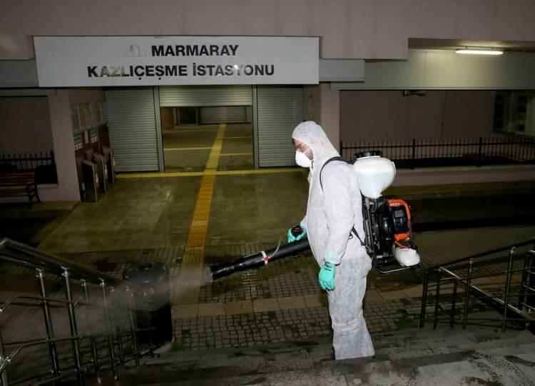 <p>İstanbul Büyükşehir Belediyesi (İBB) de kış aylarında artış gösteren salgın hastalıklar ve özellikle yeni tip koronavirüsten kaynaklanan tedirginlikleri en aza indirmek için dezenfekte çalışmalarını sürdürüyor.</p>
<p> </p>