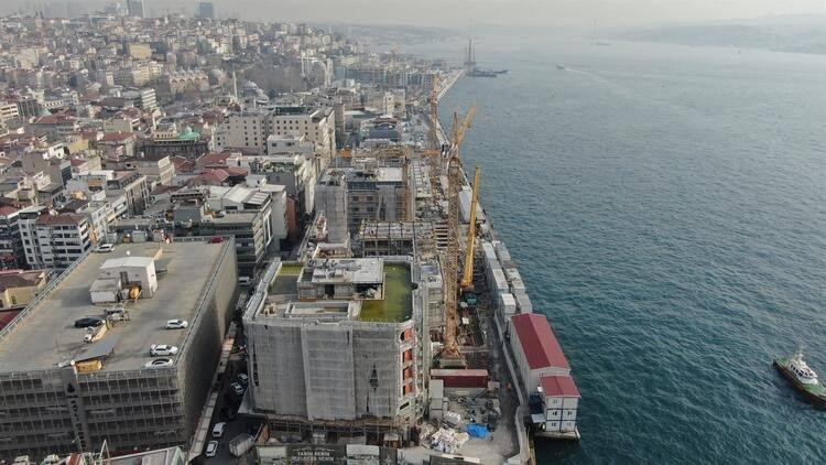 <p>Galataport projesinde, Karaköy Rıhtımı´ndan Mimar Sinan Üniversitesi Fındıklı Kampüsü´ne kadar uzanan 1.2 kilometrelik sahil şeridinde çalışmalar 2016 yılı sonunda başlamıştı. Önce limanın Karaköy bölgesinde bulunan tek ve iki katlı yolcu kabul ve pasaport işlemlerinin yapıldığı eski binalar ve antrepoların yıkım işi tamamlanmıştı. Daha sonra proje alanında yer alan İstanbul Modern Sanat Müzesinin bulunduğu binanın yıkılmasıyla yapım çalışmalarına hız verilmiş,  geçen yıl ilk ilk beton dökme işleminin ardından yeni binaların yapılmasına başlanmıştı.</p>
