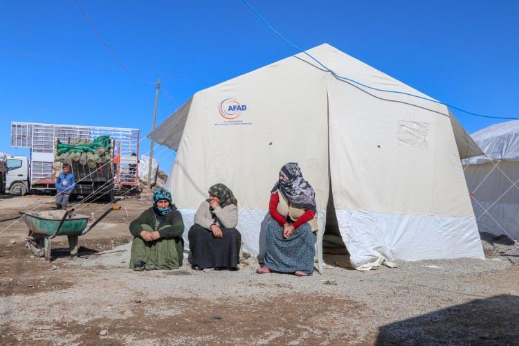 <p>Valilik, Jandarma, Kızılay, AFAD, belediye ve sivil toplum kuruluşları, tahribatın yaşandığı Başkale ilçesine bağlı Özpınar, Gelenler, Güvendik, Böğrüpek, Eşmepınar, Yanal, Kaşkol ve Yavuzlar ile Saray ilçesine bağlı Turan, Koçbaşı, Kapıköy, Örenburç, Karahisar ve Keçikayası mahallelerinde depremin ilk anından itibaren bölge sakinlerinin yardımına koşarak, devletin şefkatli yüzünü depremzedelere hissettirdi. </p>