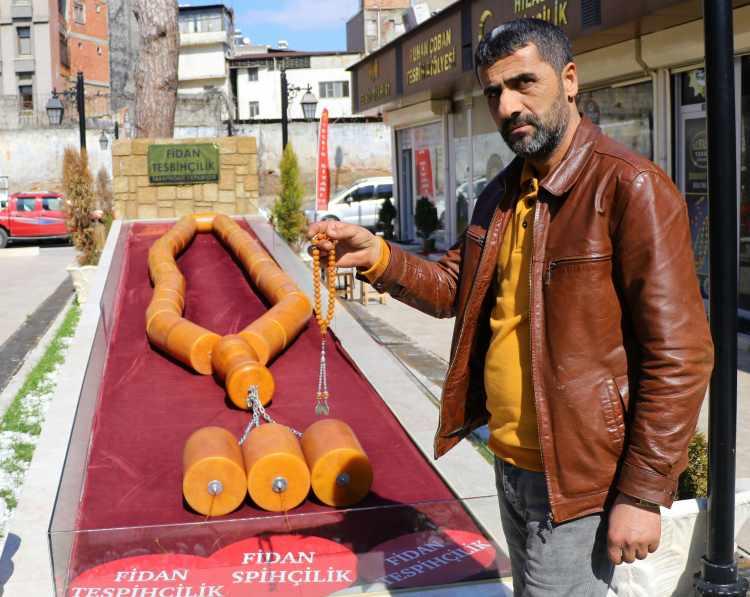 <p>“Başka bir firma bunu yapamaz. Tespihin külliyeyi süsleyeceğini düşünüyorum. Cumhurbaşkanımızın tespihe özel bir ilgisi var ve tespih camiasının tanıdığı iyi bir koleksiyoner kendisi.</p>
