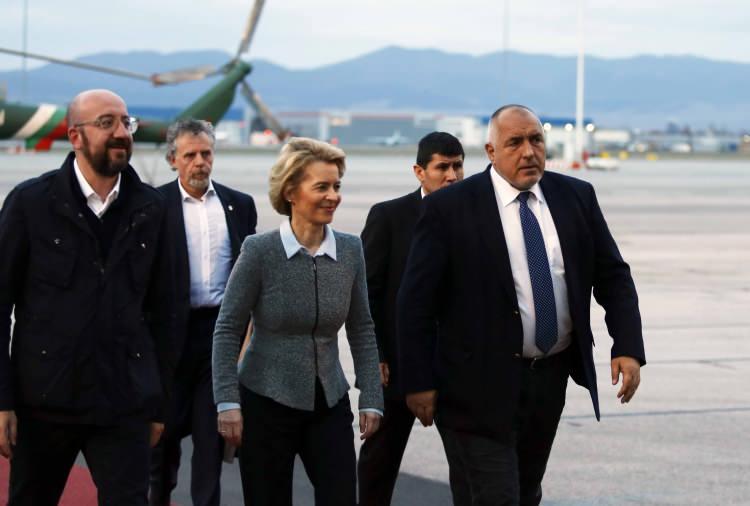 <p>Yunanistan ziyaretinin ardından Bulgaristan'a geçen AB Konseyi Başkanı Charles Michel ve Avrupa Komisyonu Başkanı Ursula Von der Leyen, Bulgaristan Başbakanı Boyko Borisov ile birlikte helikopterle Türkiye sınırında incelemelerde bulundu.</p>
