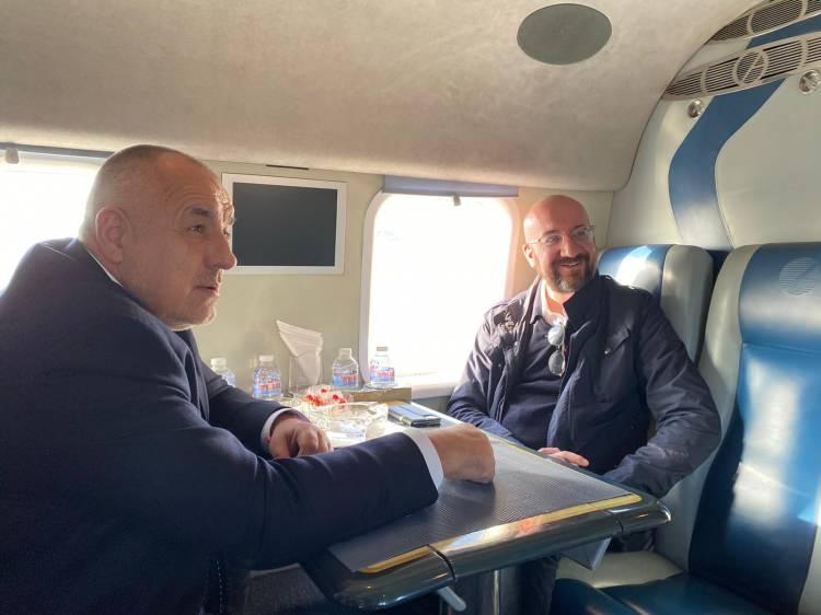 <p>Türkiye-Yunanistan sınırında yaşanan sığınmacı durumunu görüşmek üzere Yunanistan sınırına gelen Avrupa Birliği (AB) Konseyi Başkanı Charles Michel ve Avrupa Komisyonu Başkanı Ursula Von der Leyen, temaslarının ardından kara yolu ile Bulgaristan'a geçti. İki lider, Bulgaristan Başbakanı Boyko Borisov ile birlikte helikoptere binerek Türkiye sınırında gözlem uçuşu gerçekleştirdi.</p>