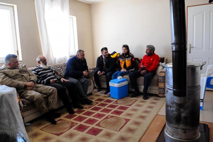 <p>Köylülerden Cuma Arselen de daha önce kış aylarını İstanbul'da geçirdiğini ancak 16 yıldır köyde kaldığını, hayvancılık yaptığını söyledi.</p>
