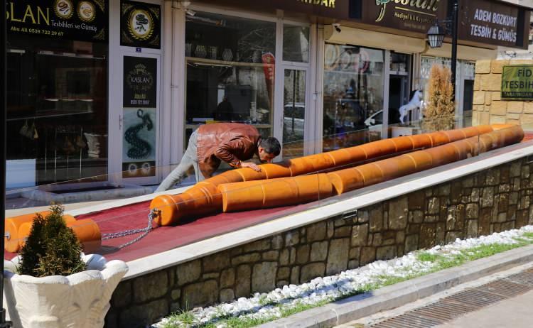 <p>Yapımı 2 yıl süren tespihin dünyanın en büyüğü olduğunu kaydeden Nasır Fidan, daha sonra şunları söyledi:</p>
