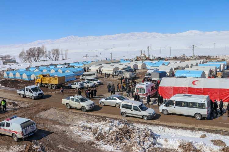 <p>"AFAD ve jandarma ekipleri çadırlar kurdu. Tüm aileler bu çadırlara yerleştirildi. Kömür sobalar, ısıtıcılar, battaniyeler dağıtıldı. Depremzedelerin ısınması için her şey yapıldı. Günde üç öğün sıcak yemek dağıtılıyor. Hiçbir eksiğimiz kalmadı. Bakan ve bakan yardımcılarımız hep yanımızda oldular. Devlet bizi hiç yalnız bırakmadı. İran'da depremden etkilenen akrabalarımızla telefonla konuşuyoruz. Orada yaklaşık 40 köy depremden ağır hasar görmüş ama İran devleti hala o köylere yardım götürmemiş. Buna karşılık devletimiz bizim için tüm imkanları bizim için seferber etti. Bu nedenle başta Cumhurbaşkanımız olmak üzere tüm devlet yetkililerine teşekkür ederiz."</p>
