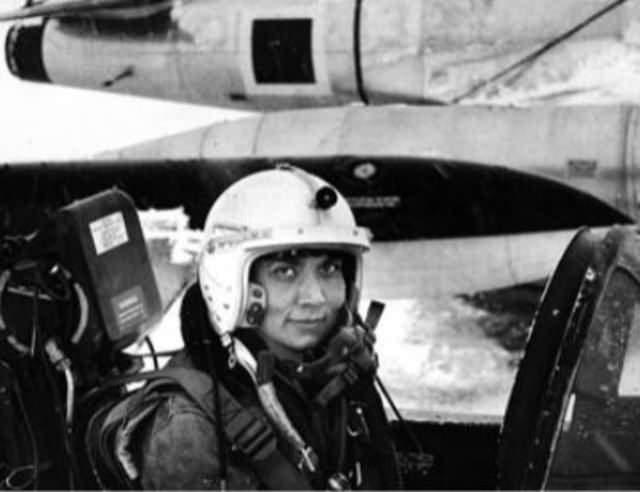 <p><strong>İlk kadın jet pilotu - Leman Altınçekiç: </strong>Hem Türkiye'nin hem de NATO kuvvetlerinin ilk jet pilotu olmuştur ve uzun dönem NATO kuvvetlerinde bir kadın olarak tek başına görev almıştır. </p>
