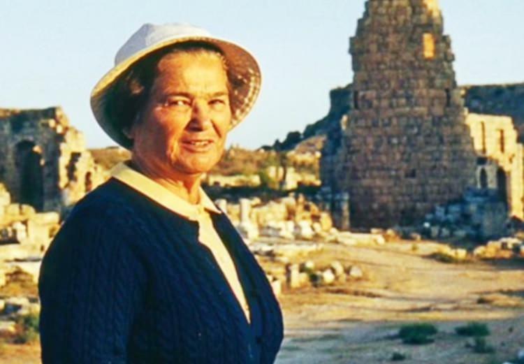 <p><strong>İlk kadın arkeolog - Jale İnan: </strong>Perge ve Side antik kentlerini ortaya çıkarmış ve Antalya ve Side Müzeleri'nin kurulmasını sağlamıştır.</p>
