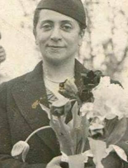 <p><strong>İlk kadın doktor - Safiye Ali:</strong> Kadınların tıp okumasının neredeyse imkansız olduğu bir dönemde mezun olmuş, yurt dışında Türkiye'yi temsil edip seminerler vermiştir. 2. Dünya Savaşı döneminde Almanya'da da hekimlik yapmıştır.</p>
