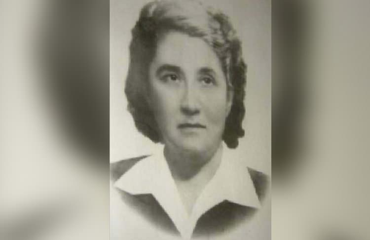 <p><strong>İlk kadın hemşire - Esma Deniz: </strong>Eğitimini Amerika'da almış, ülkemizi Uluslararası Hemşireler Birliği'nde temsil etmiş ve Florance Nightingale Hemşirelik Okulu'nun kurulmasına katkı sağlamıştır. Türkiye'nin Toplum Sağlığı Hemşiresi unvanına sahiptir. </p>
