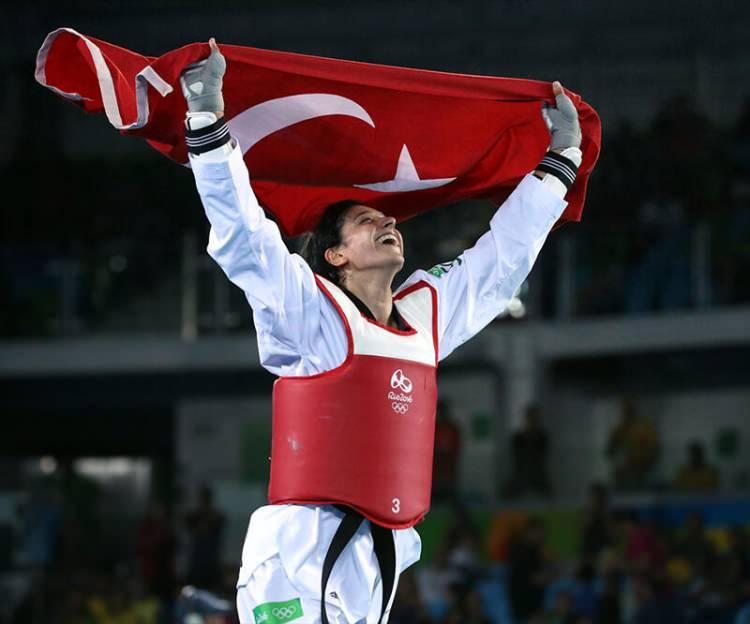 <p><strong>Olimpiyatlar'da 2 kez şampiyon olan ilk ve tek Türk kadın Taekwondo sporcusu - Nur Tatar Askari: </strong>2012 ve 2016 Olimpiyat Oyunları'nda altın madalya kazanarak şampiyon oldu. </p>
