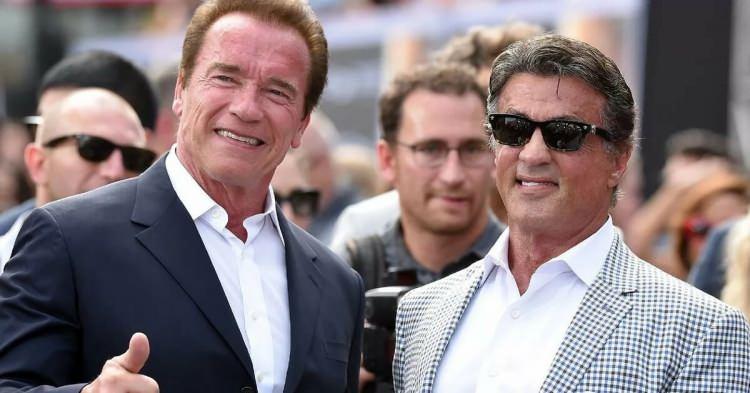 <p>Terminatör filmiyle hafızalara kazınan Hollywood'un efsane oyuncusu Arnold Schwarzenegger, evcil middillisini çalışma ofisinde elleriyle besledi. O anları sosyal medya hesabından paylaştı. Paylaşıma beğeni ve yorum yağdı. Peki Arnold Schwarzenegger kimdir?</p>
