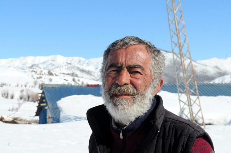 <p>Kış aylarında kar ve çığ riski nedeniyle köye ulaşım sağlamanın güç olduğunu ifade eden Arselen, "Bu nedenle köyde yaşayanların gıda ve sağlık hizmeti ihtiyacı oluyor. Yetkilileri aradık. Sağ olsunlar askeriye bize helikopterle erzak gönderdi. Emeği geçen herkese teşekkür ediyorum." diye konuştu.</p>
<p> </p>