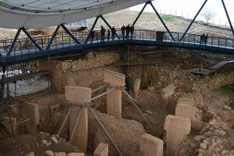 <p>Kenti geçen yıl ziyaret eden yaklaşık 5 milyon kişiden 1 milyonunun konakladığını vurgulayan Çoban, şunları söyledi:</p>
<p>"Bir önceki yıla göre turist sayımızda yüzde 11 artışımız oldu, eğer yatak kapasitemiz fazla olmuş olsaydı, bu artış çok daha fazla olabilecek kapasitedeydi. 2 milyonu yakalayacak potansiyelimiz var. 2019 Göbeklitepe yılı bitti ama hem bu yıl hem de önümüzdeki yıllarda Göbeklitepe'ye olan ilgi ve alaka, her geçen gün daha da artacaktır. 2019 yılında tatil programını bozmak istemeyen ve denk getiremeyenler oldu. Bu etki ve ilgi dolayısıyla insanların ziyaret düşüncesini bu yıla bırakma durumları söz konusu. Ön rezervasyonlara baktığımızda, 2020 yılında yüzde 15 civarında geçen yıla göre bir turist artışı bekliyoruz." </p>