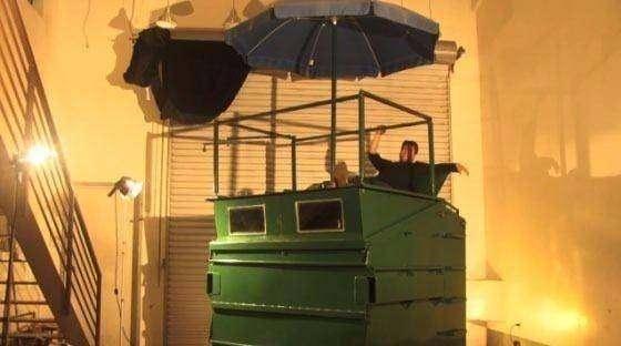 <p>New York&rsquo;a her gelişinde Brooklyn&rsquo;deki bu &ccedil;&ouml;p konteynerinden d&ouml;n&uuml;şt&uuml;r&uuml;lm&uuml;ş "ev"de kaldığını s&ouml;yleyen Gregory Kloehn, konteynerin alt kısmındaki eklediği tekerleklerle evini istediği yere taşıyabiliyor.</p>
